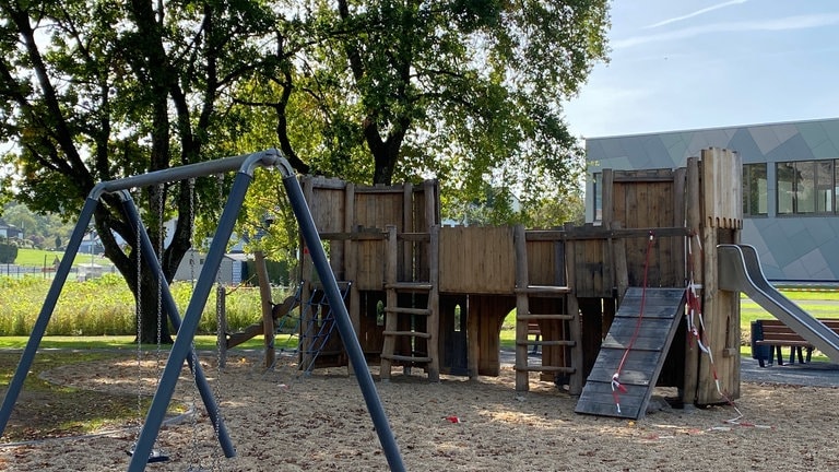 ... oder daneben auf dem neuen Spielplatz.