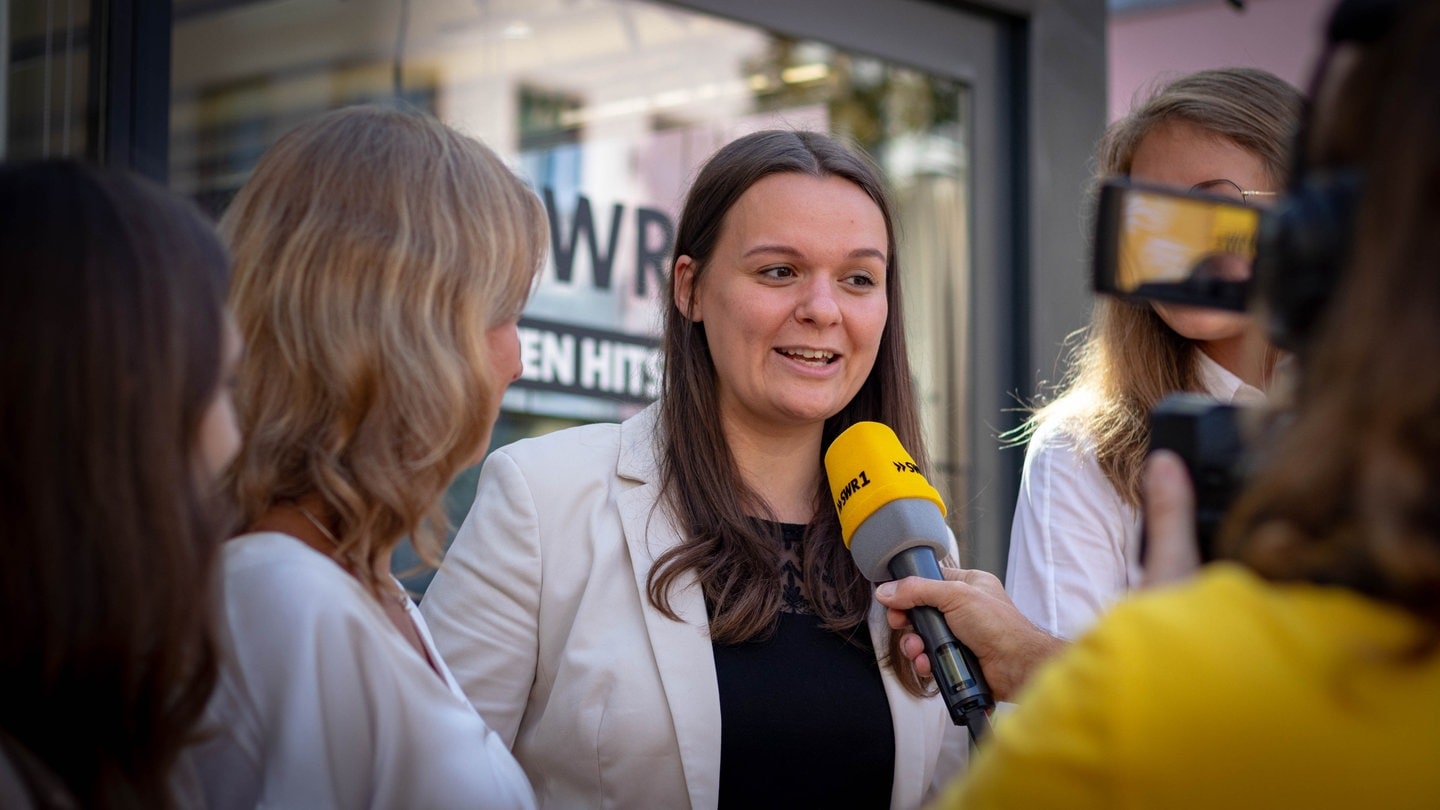 Die ehemalige Mosel-Weinkönigin Sarah Röhl aus Kröv von der Mosel will beim Finale zur Deutschen Weinkönigin in Neustadt den Titel erringen. Sie muss sich gegen vier Konkurrentinnen aus den Anbaugebieten Pfalz, Franken, Baden und dem Rheingau durchsetzen.