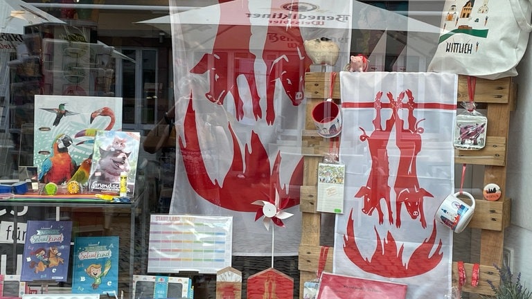 Die Fahnen mit dem Logo der Säubrennerkirmes Wittlich in einem Schaufenster