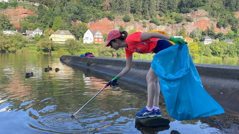 Mehr als 50 Freiwillige haben am Zurlaubener Ufer zusammen Müsll gesammelt.