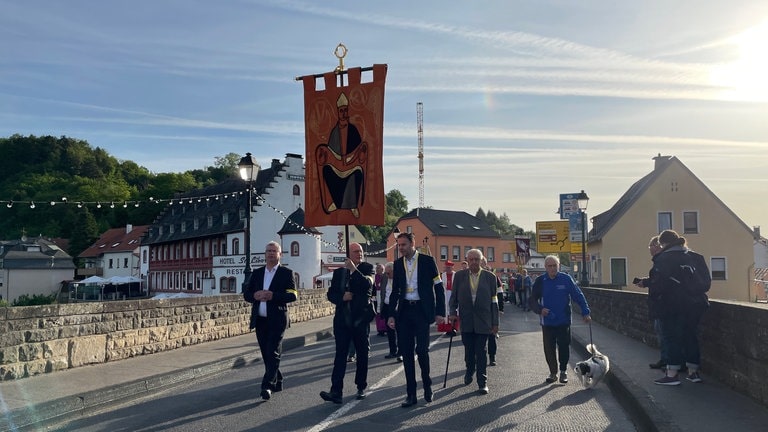 Eifeler Fußpilger aus Prüm und Waxweiler kommen früh morgens in Echernach an. Viele sind den ganzen Weg von Prüm aus zu Fuß nach Echternach gepilgert.