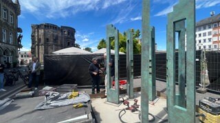 An der Gedenkstelle für die Opfer der Amokfahrt in Trier sind die Bronzestelen errichtet worden.