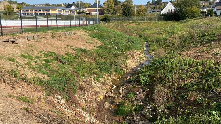 Am Sportplatz konnte der Bach nicht ganz in sein altes Bett zurückverlegt werden. Dafür wurden 120 Meter gewonnen, indem er daran vorbei geleitet wird.