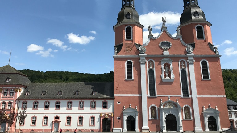 Bis sich die St. Salvator Basilika in Prüm aufheizt, muss es schon über viele Tage draußen richtig heiß sein, sagt eine Mitarbeiterin der Pfarrei. Nicht nur für eine Abkühlung ist sie also einen Besuch wert: Zu besichtigen gibt es zum Beispiel einen barocken Hochaltar. Die Reliquien und das Grabmal Kaiser Lothars I. sind nicht das ganze Jahr über zu sehen. Die Kirche an sich kann aber täglich besucht werden.