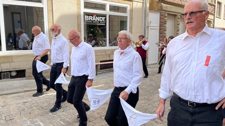 Diejenigen, die an der Springprozession teilnehmen, hüpfen betend zu traditioneller Musik durch die Stadt.