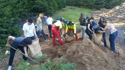 Die Gruppe arbeitete Freitag bereits an der Wasserregulierung an mehreren Stellen des Waldes.