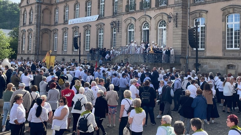 Die ersten Pilger versammeln sich am Morgen auf dem Ehrenhof der Abtei von Echternach.