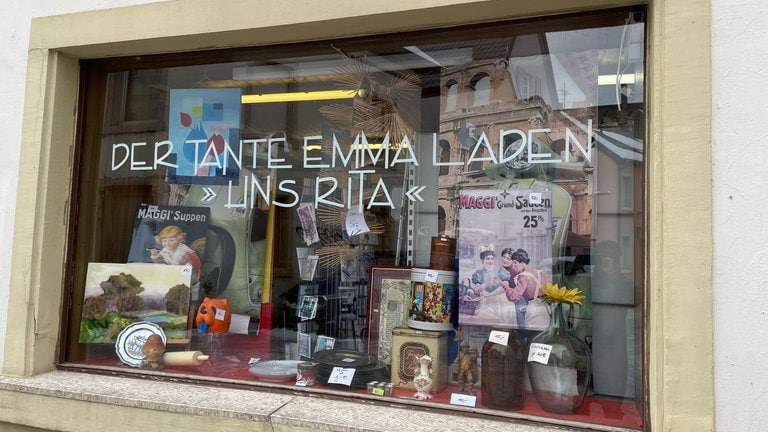 Das Schaufenster des Trierer Tante Emma Ladens "Uns Rita" im Maarviertel