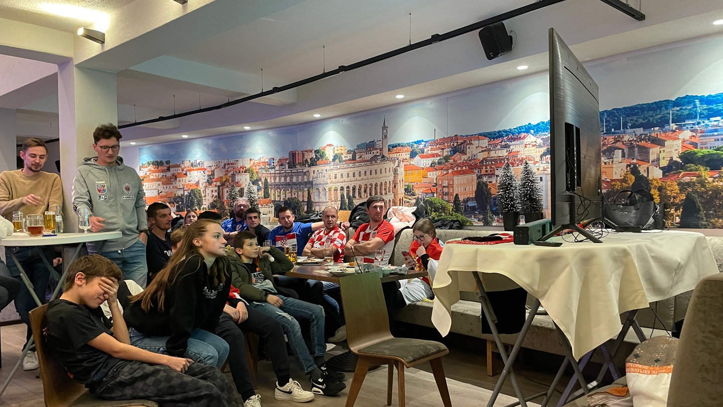 Kroatische Fans aus Trier verfolgen in einem kroatischen Restaurant das Halbfinale der Fussball-WM in Katar