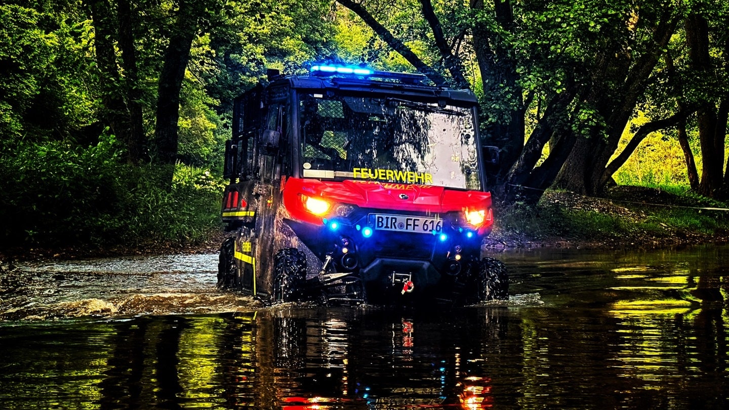 Im Hunsrück ist die Zahl der Wanderunfälle stark gestiegen. Für die Feuerwehr wird das zur Herausforderung. Um Wanderer besser aus unwegsamen Gelände retten zu können, hat die Feuerwehr ein Spezialfahrzeug.