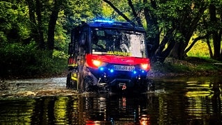 Im Hunsrück ist die Zahl der Wanderunfälle stark gestiegen. Für die Feuerwehr wird das zur Herausforderung. Um Wanderer besser aus unwegsamen Gelände retten zu können, hat die Feuerwehr ein Spezialfahrzeug.