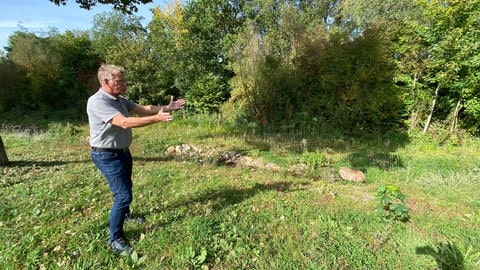 Nach der Renaturierung hat der Bach an dieser Stelle wieder mehrere Arme, Ruhezonen, Tümpelungen, Stein- und Kiesinseln. Und daran spielen auch wieder gerne Kinder, erzählt Jürgen Mathar.