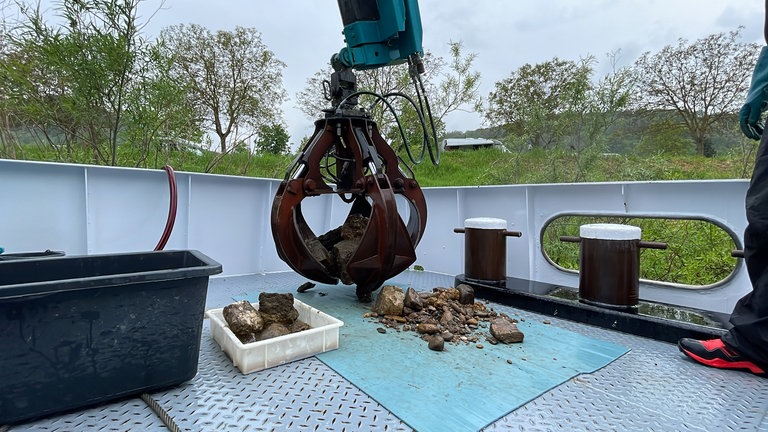 Behutsam wird das Gestein an Bord abgelegt. Die Muscheln am Gestein müssen für die späteren Untersuchungen intakt bleiben.