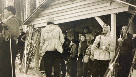 Menschen stehen vor dem Kassenhaus am Erbeskopf