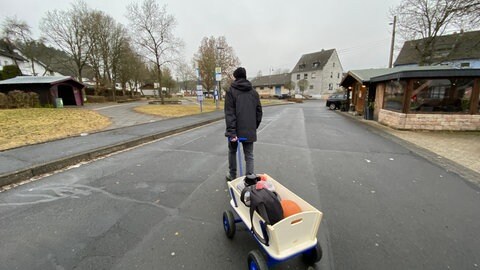 Mit seinem Bollerwagen geht Klein dorthin, wo man mit dem Auto nicht hinkommt. Dorthin, wo die Jugendlichen sich aufhalten.