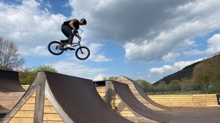 Die BMX-Begeisterung hat halb Birresborn gepackt: Immer mehr Kinder und Jugendliche wollen hier Tricks mit dem Rad üben und werden professionell trainiert.