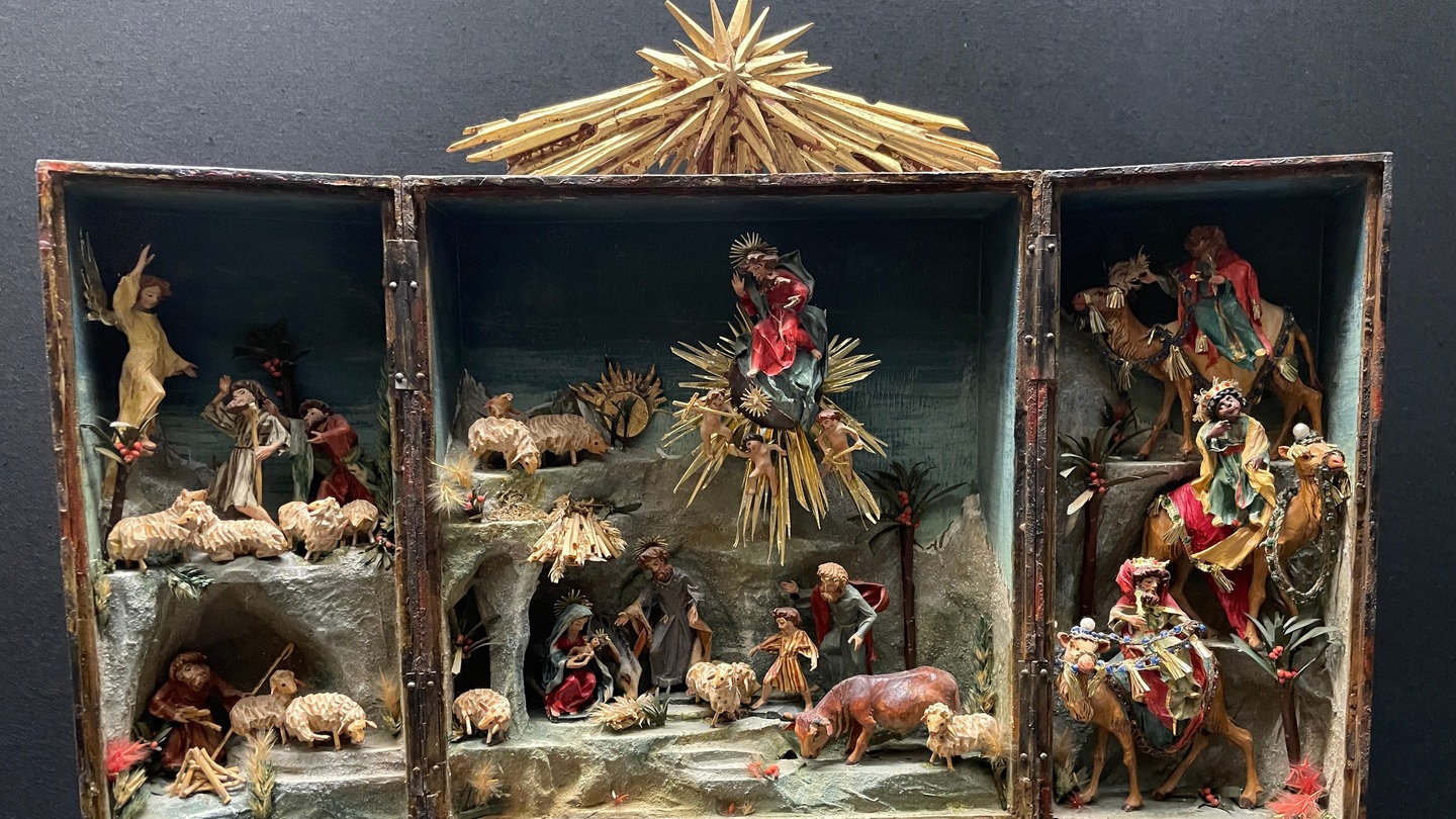 Eine Weihnachtskrippe in Form eines Flügelaltars aus Oberammergau im Museum am Dom in Trier