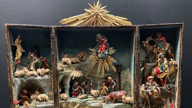 Eine Weihnachtskrippe in Form eines Flügelaltars aus Oberammergau im Museum am Dom in Trier