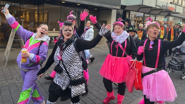 So wird der Weiberdonnerstag am Hauptmarkt in Trier gefeiert.