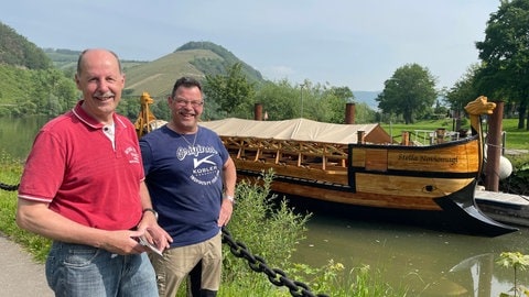 Dieter Heintz (links) und der Schreiner Hans Jüngling haben viel Zeit und Mühe in die Reparatur der Stella Noviomagi gesteckt. 