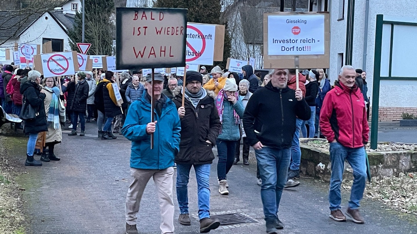 Bürger protestieren in Michelbach gegen die Pläne des Vulkaneifelkreises ein Hotel im Ort als Unterkunft für Flüchtlinge zu nutzen.  Bürger protestieren in Michelbach gegen die Pläne des Vulkaneifelkreises ein Hotel im Ort als Unterkunft für Flüchtlinge zu nutzen.  Bürger protestieren in Michelbach gegen die Pläne des Vulkaneifelkreises ein Hotel im Ort als Unterkunft für Flüchtlinge zu nutzen.Bürger protestieren in Michelbach gegen die Pläne des Vulkaneifelkreises ein Hotel im Ort als Unterkunft für Flüchtlinge zu nutzen.Bürger protestieren in Michelbach gegen die Pläne des Vulkaneifelkreises ein Hotel im Ort als Unterkunft für F