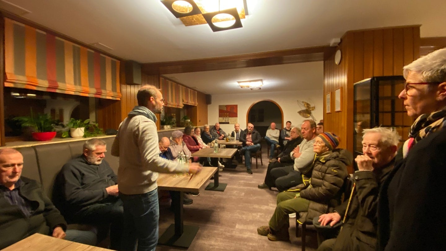 Viele der 27 Anwohner des Ortsteils Desserath sowie Mitglieder des Gemeinderats von Deudesfeld haben an der Versammlung teilgenommen.