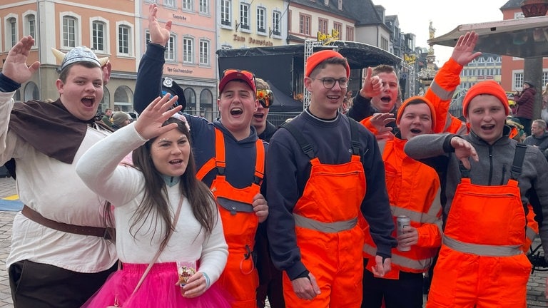 Trierer feiern den Weiberdonnerstag am Hauptmarkt.