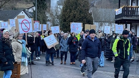 Bürger protestieren in Michelbach gegen die Pläne des Vulkaneifelkreises ein Hotel im Ort als Unterkunft für Flüchtlinge zu nutzen.  Bürger protestieren in Michelbach gegen die Pläne des Vulkaneifelkreises ein Hotel im Ort als Unterkunft für Flüchtlinge zu nutzen.  Bürger protestieren in Michelbach gegen die Pläne des Vulkaneifelkreises ein Hotel im Ort als Unterkunft für Flüchtlinge zu nutzen.Bürger protestieren in Michelbach gegen die Pläne des Vulkaneifelkreises ein Hotel im Ort als Unterkunft für Flüchtlinge zu nutzen.Bürger protestieren in Michelbach gegen die Pläne des Vulkaneifelkreises ein Hotel im Ort als Unterkunft für F