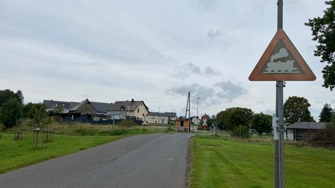 Andreaskreuze und Hinweise auf den Übergang der Bahn in Höchstberg wurden nie abgebaut, obwohl seit 2012 kein Zug mehr auf der Eifelquerbahn fährt.