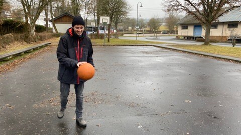 Eine Partie Körbewerfen gefällig? Genau dafür hat Klein immer einen Basketball dabei.