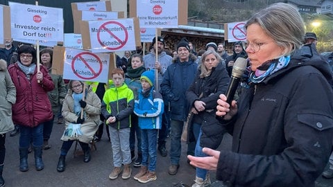 Bürger protestieren in Michelbach gegen die Pläne des Vulkaneifelkreises ein Hotel im Ort als Unterkunft für Flüchtlinge zu nutzen.  Bürger protestieren in Michelbach gegen die Pläne des Vulkaneifelkreises ein Hotel im Ort als Unterkunft für Flüchtlinge zu nutzen.  Bürger protestieren in Michelbach gegen die Pläne des Vulkaneifelkreises ein Hotel im Ort als Unterkunft für Flüchtlinge zu nutzen.Bürger protestieren in Michelbach gegen die Pläne des Vulkaneifelkreises ein Hotel im Ort als Unterkunft für Flüchtlinge zu nutzen.Bürger protestieren in Michelbach gegen die Pläne des Vulkaneifelkreises ein Hotel im Ort als Unterkunft für F