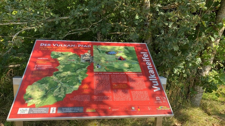 Am Vulkanpark verläuft auch ein Wanderweg, weshalb das Gebiet auch gerne von Touristen besucht wird.