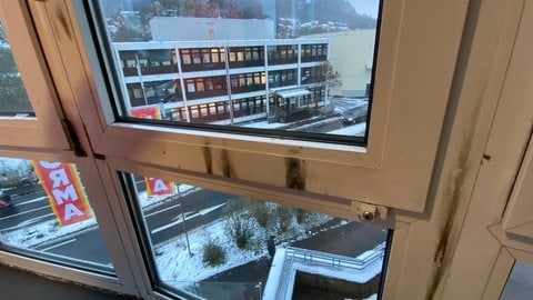 An den Fensterrahmen im Treppenhaus des Rondells sind deutlich Versengungen durch Zigaretten oder Feuerzeuge zu sehen. Das ist nicht nur Sachbeschädigung - es herrscht auch Rauchverbot.