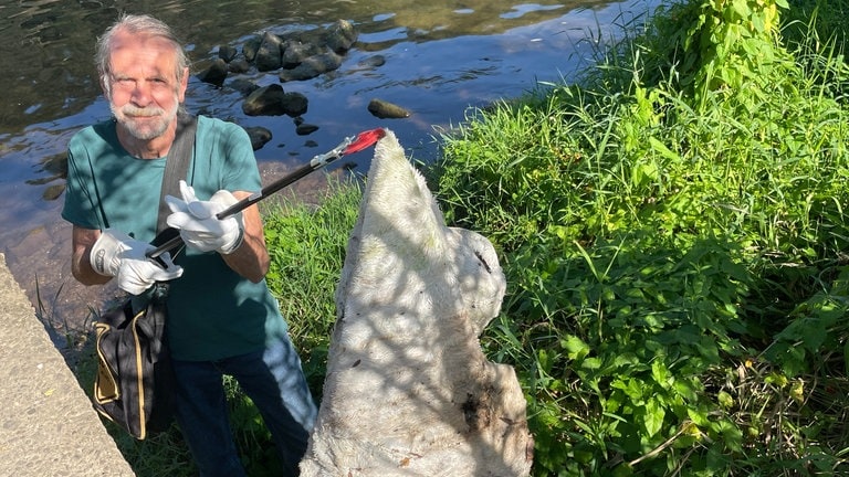 Mehr als 50 Freiwillige haben am Zurlaubener Ufer zusammen Müsll gesammelt.