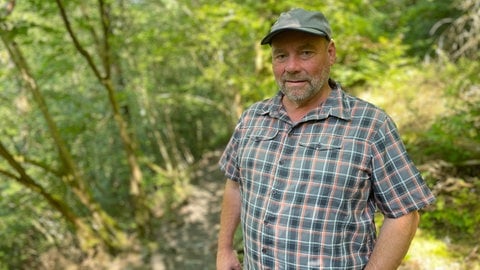 Wanderführer Michael Brzoska auf der Hahnenbachtal-Tour im Hunsrück. Die Wandersaison ist eine Herausforderungen für Feuerwehr und Rettungskräfte. Immer wieder verletzen sich Wanderer bei Stürzen oder Unfällen. Die Zahl der Wanderunfälle hat deutlich zugenommen.