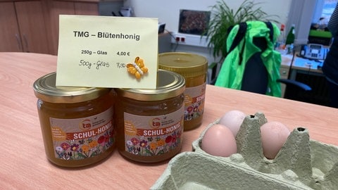 Die Hühner im Schulgarten in Daun liefern schon Eier und die Bienen Honig. Bald kann man das zu selbst gebackenem Brot aus dem Backes reichen.