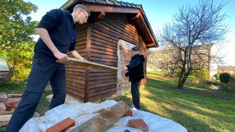 Die Neuntklässler Sebastian (links) und Lukas (rechts) nutzen die Gelegenheit, beim Bau des Backes in einen handwerklichen Beruf zu schnuppern.