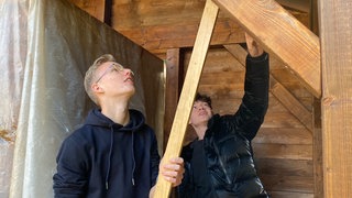 Sebastian (links) und Lukas (rechts) haben sich freiwillig gemeldet, beim Bau des Backes mitzuhelfen, um etwas für ihre Schule zu tun.