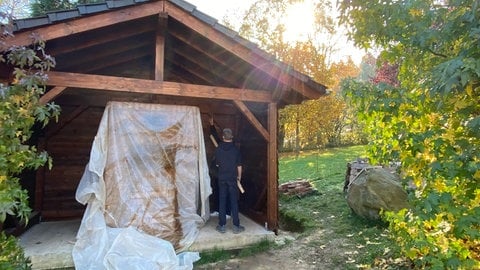 Noch ist das Backes abgedeckt, bald soll aber im Schulgarten des Thomas-Morus-Gymnasiums auch gebacken werden.