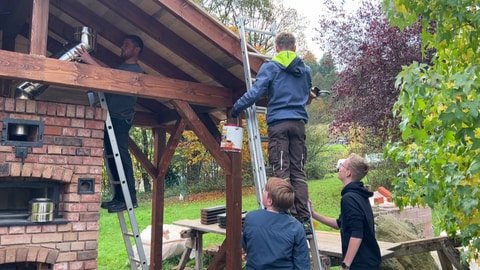 Die Schüler, die freiwillig am Backes helfen, um ins Handwerk reinzuschnuppern, sind für den Profi auch potentielle zukünftige Auszubildende.