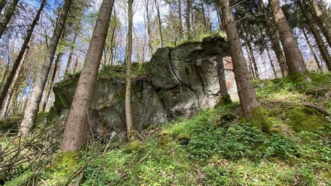 Mächtig wirkt die Rückseite des Vulkangesteins, das wahrscheinlich einst der Eingang zu einer Höhle war, in der Bergbau betrieben wurde.