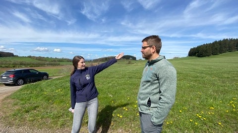 Sabine Kummer (links), Geologin beim Natur- und Geopark Vulkaneifel, und Hendrik Albrecht (rechts), Biologe bei der Unteren Naturschutzbehörde des Kreises Vulkaneifel, kennen sich rund um Scharteberg und Ernstberg aus.