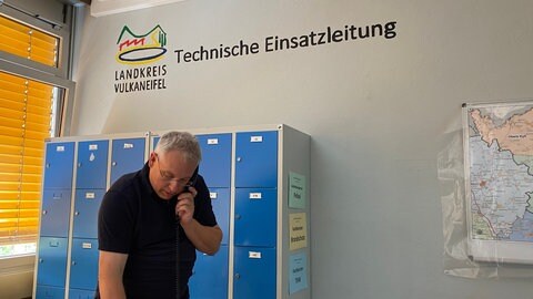 Solange Festnetztelefonie noch funktioniert, tauscht sich Schmitz permanent mit den Wehrleitern vor Ort im Kreis, aber auch mit den Nachbarkreisen aus.