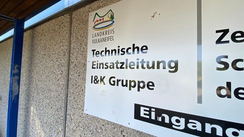 Die Technische Einsatzleitung des Kreises Vulkaneifel befindet sich in Hillesheim. Hier stehen alle Geräte - Telefone, Funkgeräte, Bildschirme - immer bereit und sind im Fall der Fälle einsatzfähig.