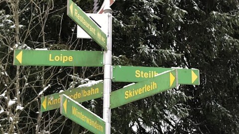 Der Wegweiser am Schwarzen Mann soll bald auch auf eine Mountainbikestrecke und einen Aussichtsturm hinweisen, die auch in schneefreien Zeiten genutzt werden können.