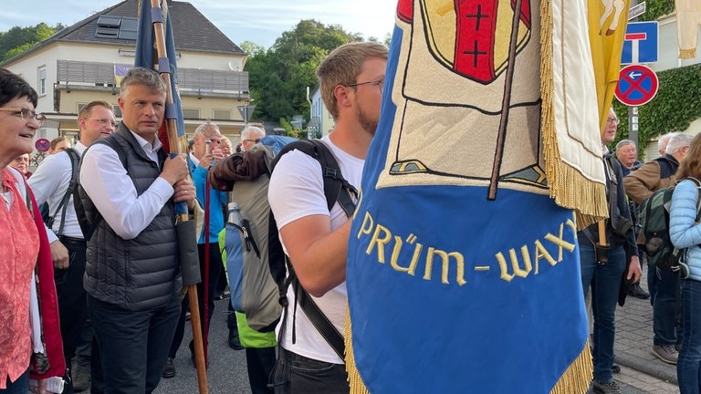 Eifeler Fußpilger aus Prüm und Waxweiler führen traditionell die Springprozesssion an.