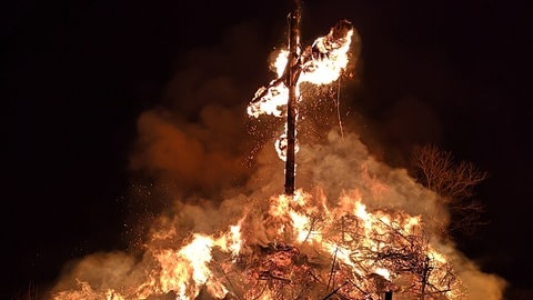 Das Burgfeuer erhellt am Sonntag nach Aschermittwoch den Nachthimmel in Stadtkyll.