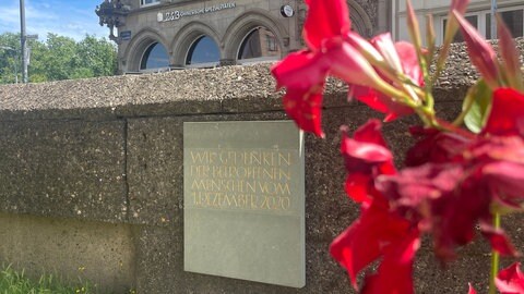 In Trier sind die Stelen der Gedenkstätte für die Opfer der Amokfahrt aufgebaut worden.