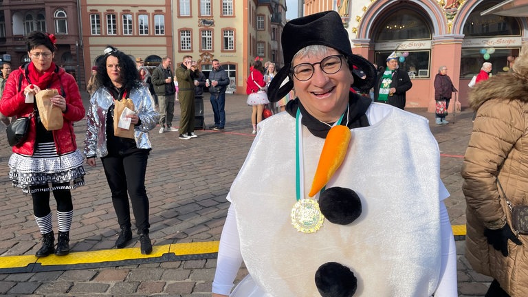 So wird der Weiberdonnerstag am Hauptmarkt in Trier gefeiert.