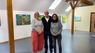 Heike Plein (links), Peter Niemann (Mitte) und Birgit Wagner (rechts) blicken auf ein erfolgreiches erstes Jahr ihrer Kulturinitiative Hillesheim zurück.